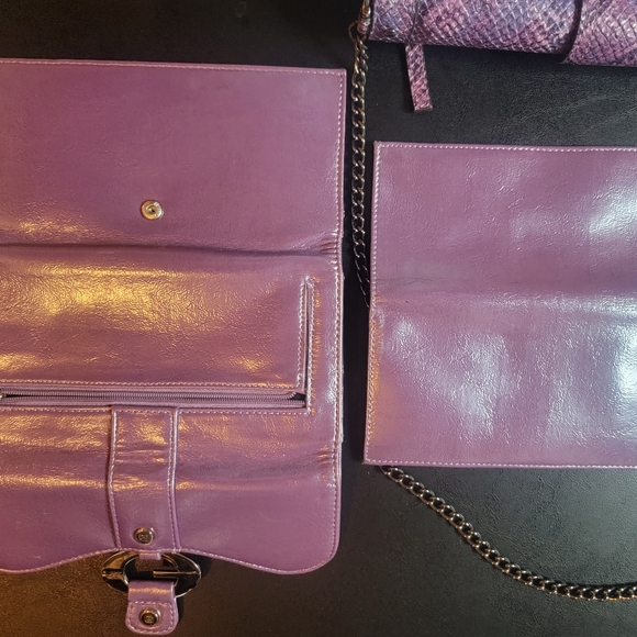 Guess Clutch with wallet and checkbook cover. Has a chain link strap.  Excellent - Picture 3 of 11
